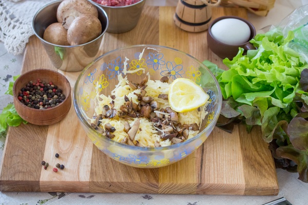 Картофельные драники с фаршем и грибами