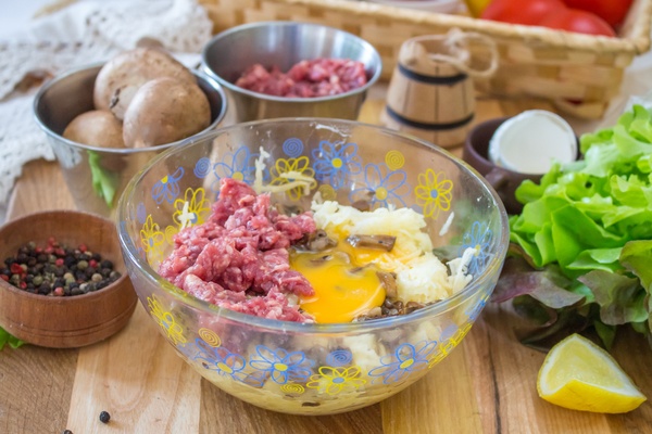 Картофельные драники с фаршем и грибами