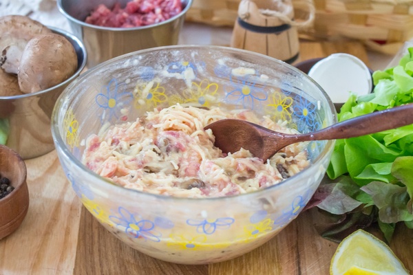 Картофельные драники с фаршем и грибами