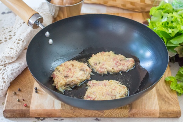 Картофельные драники с фаршем и грибами