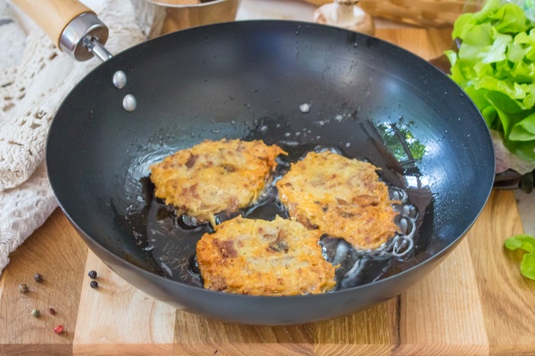 Картофельные драники с фаршем и грибами